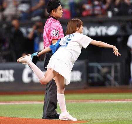 始球式を務める秋元真夏（撮影・中島達哉）