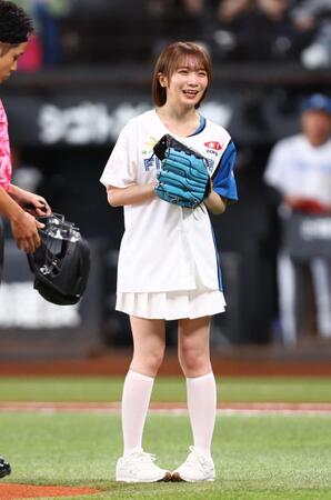 始球式を務める秋元真夏（撮影・中島達哉）