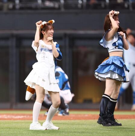ファイターズガールときつねダンスを踊る秋元真夏（左）＝撮影・中島達哉