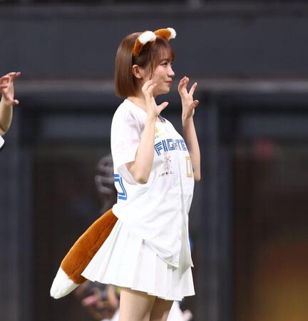 きつねダンスを踊る秋元真夏（撮影・中島達哉）