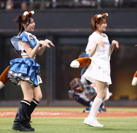 ファイターズガールときつねダンスを踊る秋元真夏（右）＝撮影・中島達哉