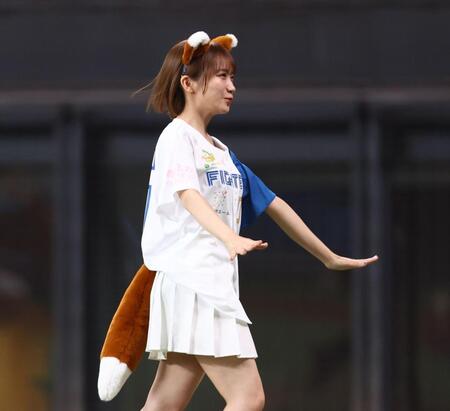きつねダンスを踊り、引き揚げる秋元真夏（撮影・中島達哉）