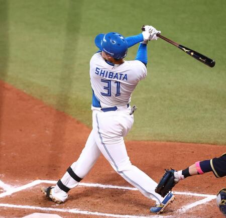 ６回、同点となるプロ初本塁打を放つ柴田（撮影・中島達哉）