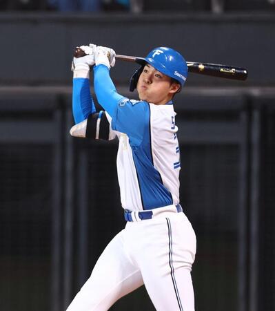 ４回、二塁打を放つ柴田（撮影・中島達哉）