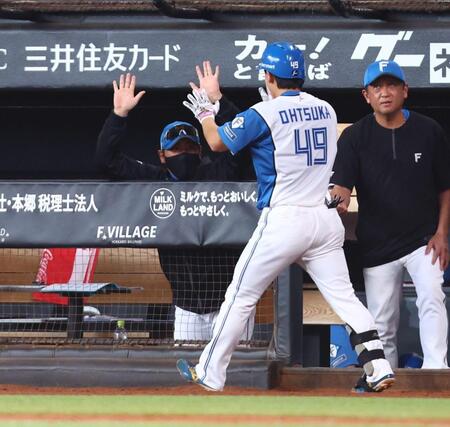 ５回、勝ち越しソロを放った大塚（４９）を迎える新庄監督（左）＝撮影・中島達哉