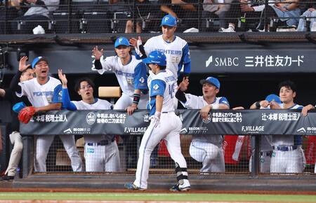 ５回、勝ち越しソロを放った大塚（中央）を迎える日本ハムナイン（撮影・中島達哉）
