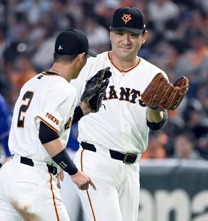 ５回表を投げ終え、吉川（左）と笑顔でタッチをかわす田中将