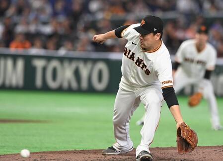 ５回、代打・高橋周の打球にグラブを出す田中将（撮影・園田高夫）