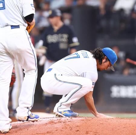 ７回途中で降板となり、マウンドの土をならす伊藤（撮影・中島達哉）
