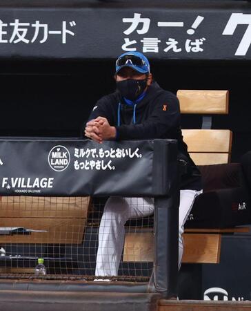 ８回、戦況を見つめる新庄監督（撮影・中島達哉）