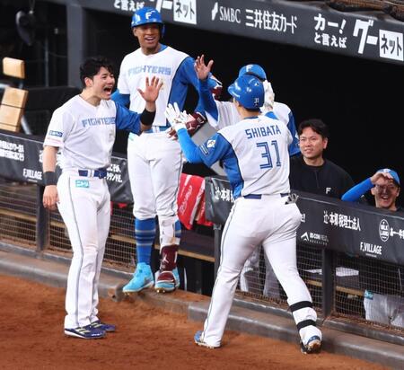 ６回、プロ初本塁打を放った柴田（３１）を迎える日本ハムナイン（撮影・中島達哉）