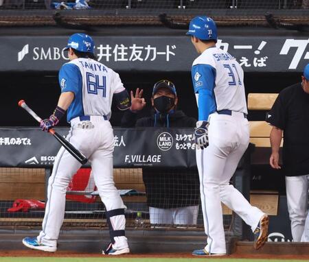 ４回、同点２ランを放った田宮（左）と柴田（右）を迎える新庄監督（撮影・中島達哉）