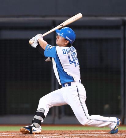 ５回、勝ち越しソロを放つ大塚（撮影・中島達哉）
