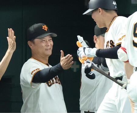６回、２ランを放った佐々木（右）を迎える橋上監督代行