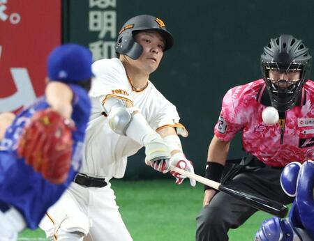 ４回、大城が中犠飛を放つ
