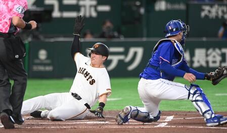１回、大城の先制タイムリーで二塁から生還する泉口（左）＝撮影・園田高夫