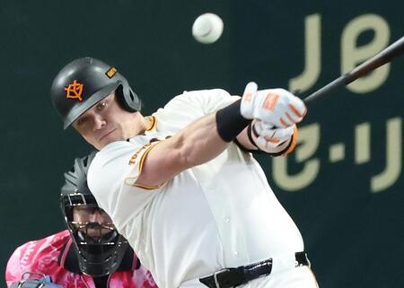 ４回、ダルベックが左中間に適時二塁打を放つ