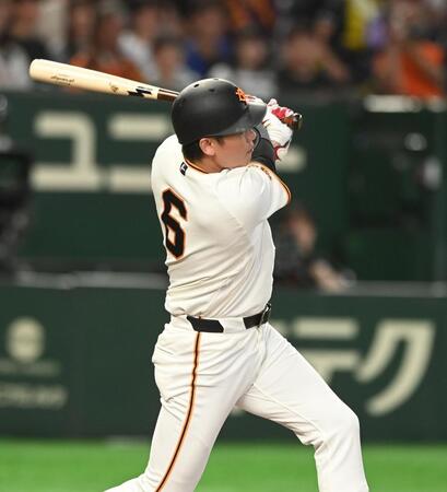 ４回、左前への適時打を放った坂本（撮影・園田高夫）