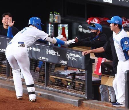 ６回、プロ初本塁打を放った柴田（左）を迎える新庄監督（右から２人目）＝撮影・中島達哉