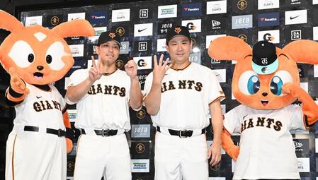 日米通算２０４勝を挙げた田中将（右）と打のヒーローの大城（撮影・園田高夫）