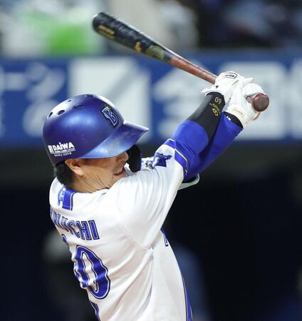 ２回、左前に先制打を放つ古市（撮影・西岡正）