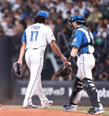 ７回途中で降板する伊藤（左）＝撮影・中島達哉