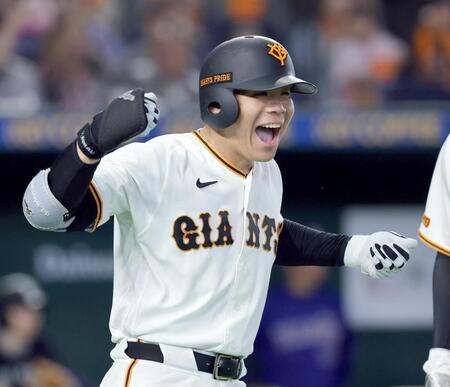 ６回、２ランを放ち笑顔の佐々木