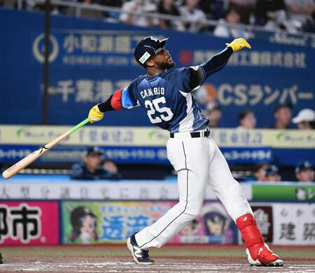 ３回、カナリオが右越えに２打席連続の本塁打を放つ