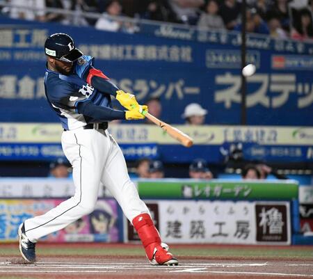 １回、カナリオが右中間に先頭打者本塁打を放つ