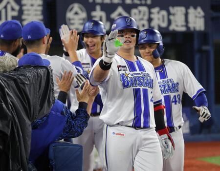 ７回、満塁本塁打を放ち、ナインと喜び合う牧（撮影・西岡正）