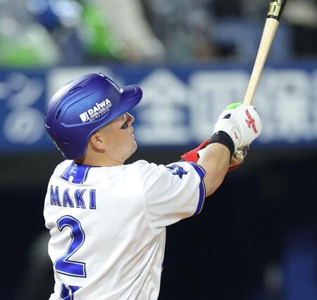 ７回、左越えに満塁本塁打を放つ牧（撮影・西岡正）