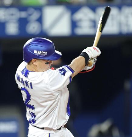 ７回、左越えに満塁本塁打を放つ牧（撮影・西岡正）