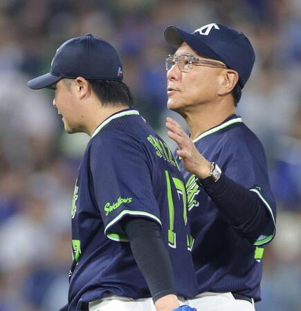 ７回、満塁本塁打を浴びて降板する清水（左）をなぐさめる池山監督（撮影・西岡正）