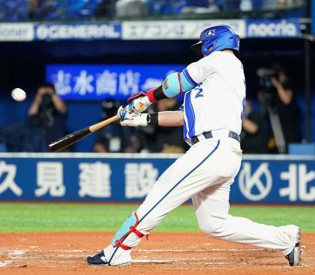 　７回ＤｅＮＡ１死、牧が左越えに決勝打となる逆転満塁本塁打を放つ＝横浜