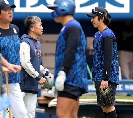 試合前練習で度会（右）と話す石川（撮影・西岡正）
