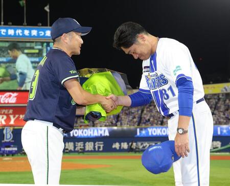 相川監督（右）から花束を受け取る石川（撮影・西岡正）