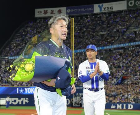 相川監督（右）の前でスタンドのファンにあいさつする石川（撮影・西岡正）