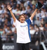 ファーストピッチセレモニーで投球し、笑顔でバンザイする純烈・白川裕二郎（撮影・中島達哉）