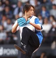 ファーストピッチセレモニーで投球する純烈・白川裕二郎（撮影・中島達哉）