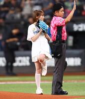始球式を務める秋元真夏（撮影・中島達哉）
