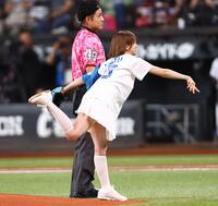 始球式を務める秋元真夏（撮影・中島達哉）