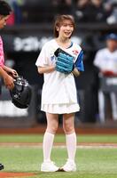 始球式を務める秋元真夏（撮影・中島達哉）