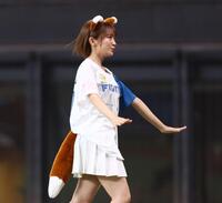 きつねダンスを踊り、引き揚げる秋元真夏（撮影・中島達哉）