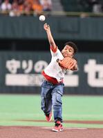 マルティネスの息子・ルーカス君がセレモニアルピッチに登場した（撮影・園田高夫）