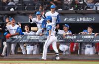 ５回、勝ち越しソロを放った大塚（中央）を迎える日本ハムナイン（撮影・中島達哉）