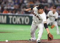 ５回、代打・高橋周の打球にグラブを出す田中将（撮影・園田高夫）