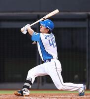 ５回、勝ち越しソロを放つ大塚（撮影・中島達哉）