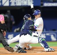 ２回、古市の先制打で生還する佐野（撮影・西岡正）