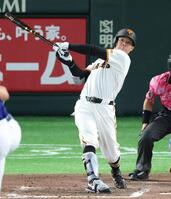 ６回、佐々木が右越えに２ランを放つ