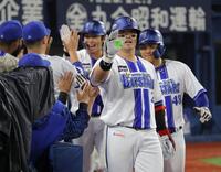 ７回、満塁本塁打を放ち、ナインと喜び合う牧（撮影・西岡正）